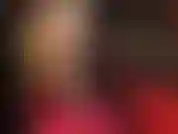 Pés descalços sensuais e pernas provocantes usando peep toes.