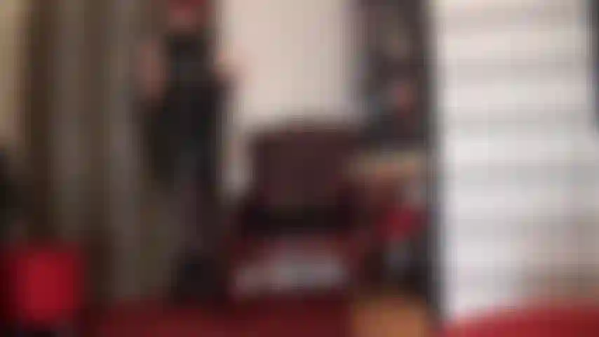 Imagine-se toda amarrada diante de sua deusa enquanto é provocada com essa roupa brilhante de pvc, com luvas longas e brilhantes e meia-calça listrada.