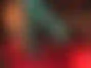 Pés sensuais em meia-calça preta transparente e calças de cetim azul brilhante.