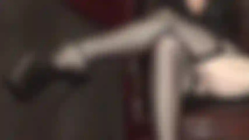 Tenho fetiche por pernas cruzadas - ver as pernas da sua deusa de náilon em meias-ligas pretas com costuras transparentes e saltos altos plataforma deixa você com os joelhos fracos.