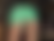 A senhora vivian deixa seu pau dolorido completamente louco com esta minissaia de látex verde menta.