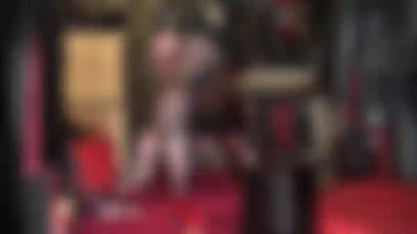 Adoro bunda e pés, usando meia-calça preta com costura - a amante aponta seu pé de náilon para você, a costura vermelha subindo pelas pernas até sua bunda maravilhosa, ajoelhada na parte de trás dos calcanhares...