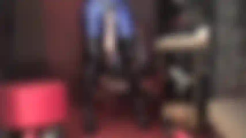 Amante de botas adoração de strap-on - estas botas altas e brilhantes e o grosso pau de carne da dominatrix merecem toda a sua atenção. (Femdom, overknees, botas envernizadas, spandex, strapon, adoração de pau, botas stiletto, pvc).