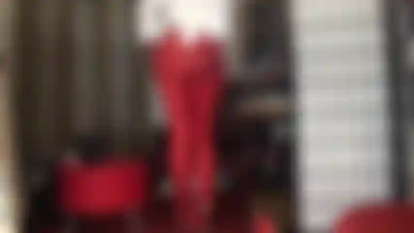 As pernas e a bunda da mistress ficam tão gostosas em qualquer coisa justa, leggings de lycra vermelha e a meia-calça dourada brilhante por baixo ainda mais. Divirta-se se masturbando com isso!