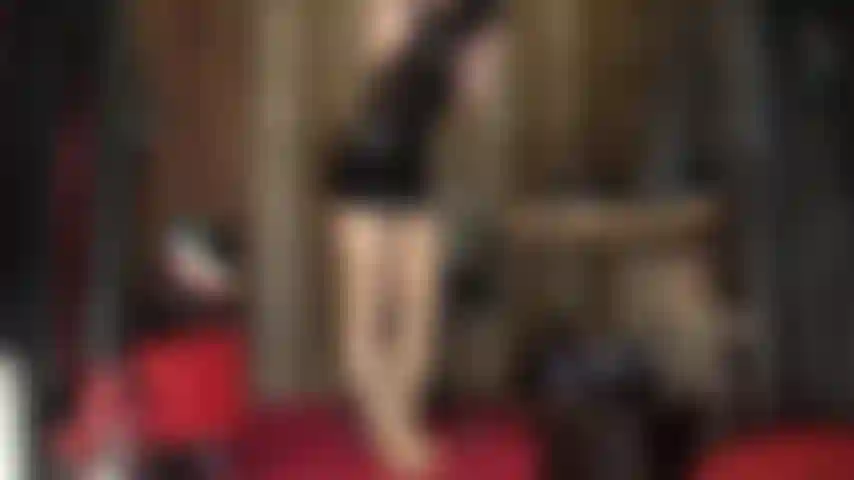 Com luvas longas, capuz de borracha e camadas de meia-calça brilhantes, provocação por baixo da saia e adoração por máscara de látex.