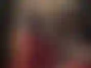 Usando enormes cintas brancas e pretas em calças de cetim vermelho brilhante - a patroa alimenta suas prostitutas com paus enormes.