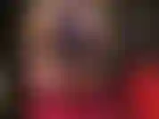 Sua deusa vestida em látex roxo brilhante e meia-calça preta, exibindo sua bunda fantástica, quadris e pernas longas com essas meias de seda e saltos altos.