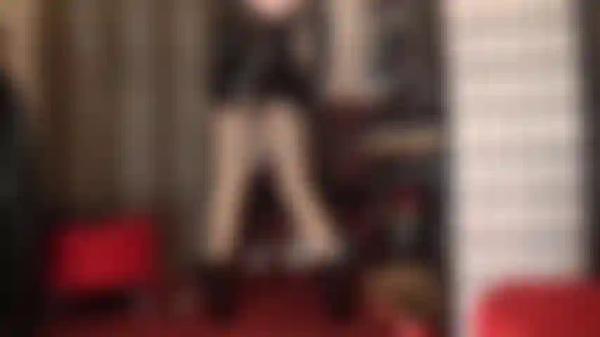 ( Parte 2/2) enrolada em seu dedo, fraca e presa em sua teia brilhante - a amante vivian te hipnotiza com suas camadas de meia-calça brilhantes e pvc brilhante, sem demonstrar piedade enquanto adiciona um brilho ainda mais perfeito. Não há escapatória.