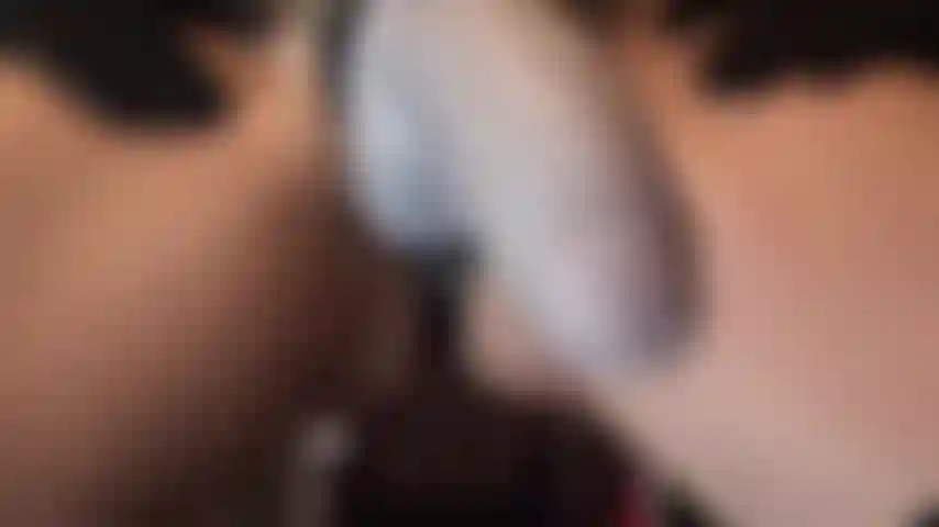 Fodida na cara por uma cinta-caralho de 25 centímetros - a amante balança seu pau grande e gostoso bem na sua cara. Eu sei que você quer. Sua boca se abre automaticamente para devorar aquela rola grossa.