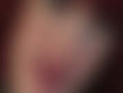 Fetiche por batom, provocação - a amante adiciona uma camada brilhante sobre o batom rosa para provocar com seus lábios carnudos e um bbc.