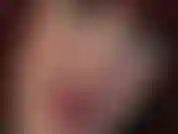 Fetiche por batom, provocação - a amante adiciona uma camada brilhante sobre o batom rosa para provocar com seus lábios carnudos e um bbc.