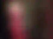 Que faz pegging e domina com cinta e adora bunda em um macacão vermelho de borracha superquente.