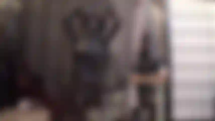 Adorando cinta-liga em couro completo - a amante vivian faz você salivar sobre seu pau carnudo em saia de couro, espartilho, luvas, chapéu e botas.