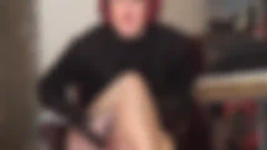 Sedução com meia-calça brilhante, armadilha de coxa de náilon, brincadeira de cuspe e ordenha - a amante tem você exatamente onde ela quer... Fraca entre as coxas de meia-calça, seu pau de escravo amarrado com sua meia-calça gasta enquanto você empurra e sente essas meias de náilon macias por todo o seu corpo.