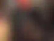 Punheta com luvas de látex provocante.