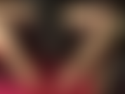 Nas pernas da deusa - adoro as pernas longas de meia-calça da amante vivian e seus sensuais sapatos de salto alto com uma enorme cinta-liga preta no meio.