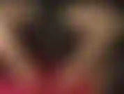 Nas pernas da deusa - adoro as pernas longas de meia-calça da amante vivian e seus sensuais sapatos de salto alto com uma enorme cinta-liga preta no meio.