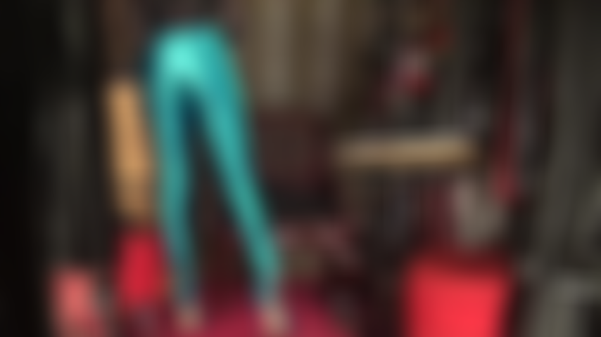 Fetiche por cetim brilhante - calças azuis com botas combinando e luvas de cetim macio e sedoso, a amante permite que você a adore.