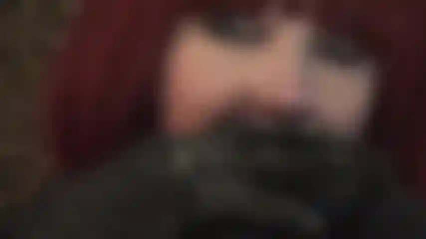 Louca por luvas de couro, inalando seu cheiro, tocando seu rosto, cobrindo sua boca, segurando sua garganta...