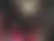 A amante loira acrescenta um par de luvas de couro compridas à sua incrível roupa de couro.