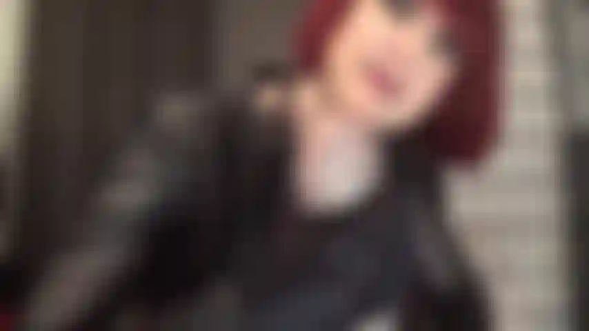 A mistress adora balançar sua cinta branca e grossa enquanto ela provoca com suas curvas incríveis.