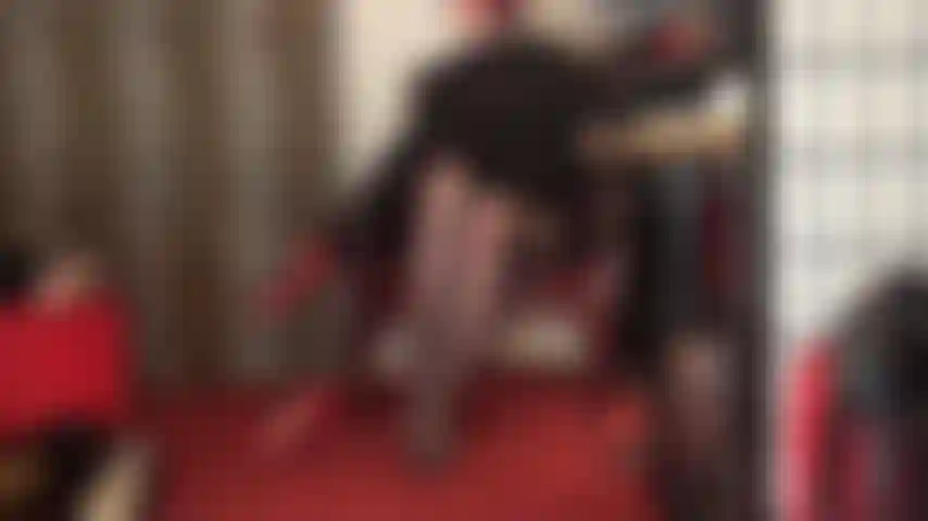 Bunda gostosa e pés em meia-calça preta com dedos reforçados.