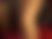 A senhora vivian, de peruca preta, body sexy de vinil/pvc e meia-calça brilhante. Dos seus pés incríveis para cima, seja de meia-calça ou salto alto, adoro suas pernas e seu bumbum perfeito e redondo.