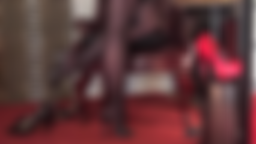 Adoro sapatos e pés em mules de couro pretos de salto alto.