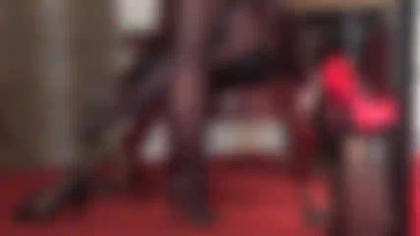 Adoro sapatos e pés em mules de couro pretos de salto alto.