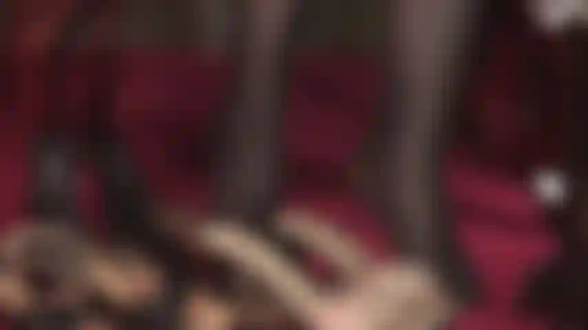 Mulas sensuais são sua fraqueza. Veja sua deusa da meia-calça balançando mulas sensuais de couro e provocando o lacaio com seus pés de náilon.