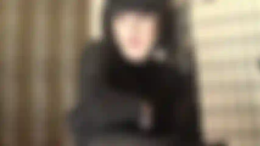 Cabelos pretos, lingerie preta e meia-calça brilhante. A senhora parece tão sedutora - você até chuparia um pau na primeira vez.