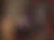 Adoradora do corpo da deusa do látex - a amante provoca com suas curvas incríveis em látex preto brilhante e justo, meia-calça e botas de cano alto.