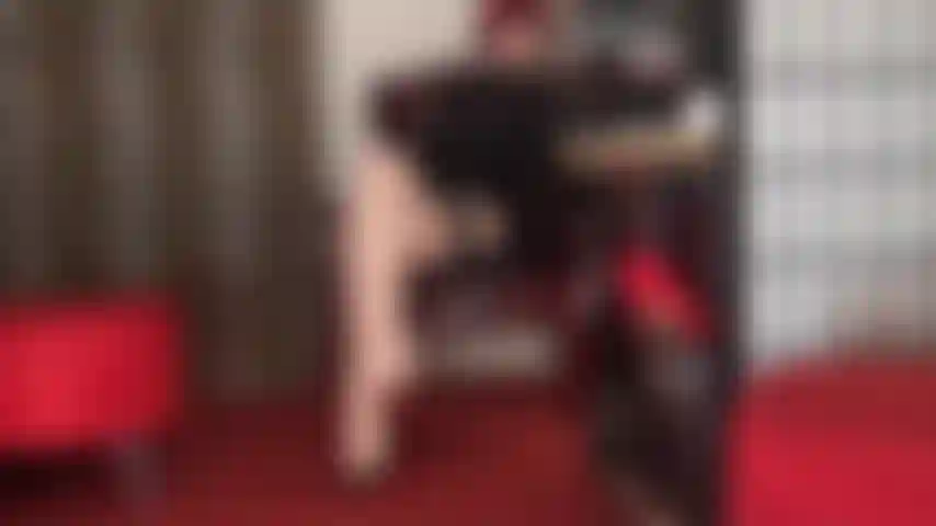 Com pernas longas e pés sensuais, usando meias cubanas e ligas com costura marfim.