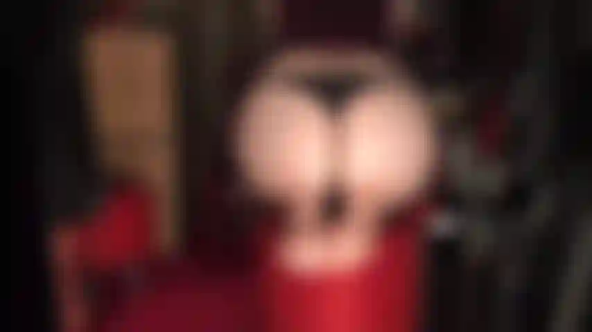 Aproveito o melhor dos dois mundos... Adoro a bunda nua da amante vivian em uma minúscula tanga preta e também os pés descalços ao mesmo tempo.