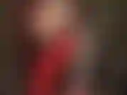 Luvas de látex vermelho brilhantes acariciam lentamente um pau branco. A senhora vivian faz este vibrador parecer tão gostoso que você não consegue resistir a uma lambida. Só uma lambidazinha não vai te machucar, não vai te deixar gay. Será que vai?!