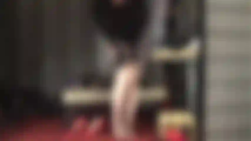 A mistress te tem no teu ponto mais fraco quando ela te provoca lentamente com suas pernas e pés cobertos de meia-calça, negando o teu orgasmo.