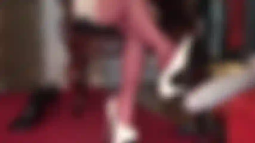 1 Hora da meia-calça vermelha e saltos brancos - provocando e torturando seu pau com chicote de montaria, pernas longas de náilon, pés e essas maravilhosas plataformas andando por todo seu corpo.