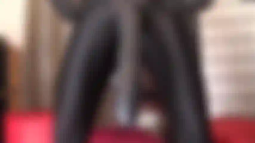 Uma rambone preta gigante com uma cinta-liga - hoje seu cuzinho realmente precisa ser aberto, não só bem largo, mas bem fundo também.