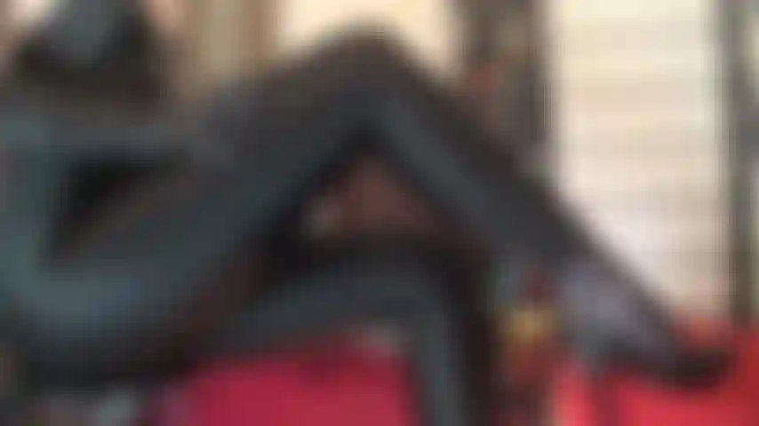 Pernas em leggings de lycra preta brilhante, pés em scarpins de couro preto e meia-calça reforçada - admiro as coxas e pernas da senhora vestidas em spandex brilhante e pés de náilon em saltos agulha sensuais.