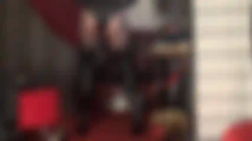 Perfeição fetichista - meia-calça com padrão liga, botas longas e brilhantes e corpo de pvc.