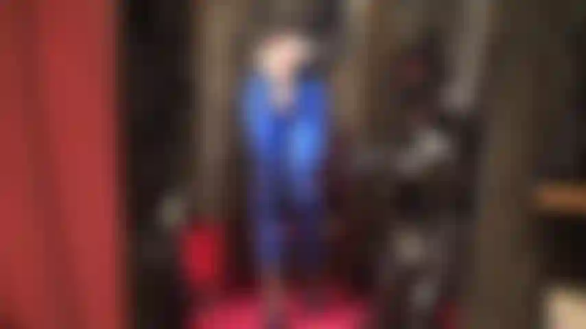 Uso leggings azuis metálicas e saltos altos com um grande dildo branco stryker.