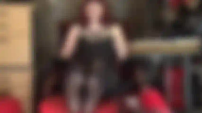 Cheire e lamba os pés gostosos de meia-calça da patroa - a patroa balança seus maravilhosos pés de náilon suados, em camadas de meia-calça, em seu rosto. O cheiro te deixa louco.