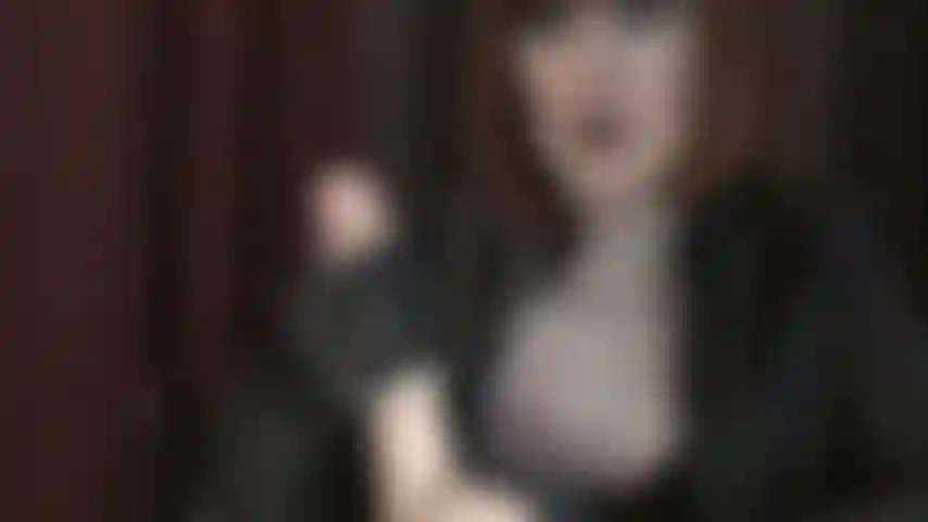 Handjob com luvas de couro femdom - você não vai embora até que a mistress tenha extraído todo o seu esperma, te deixando na beira do orgasmo do jeito certo ao longo do caminho.