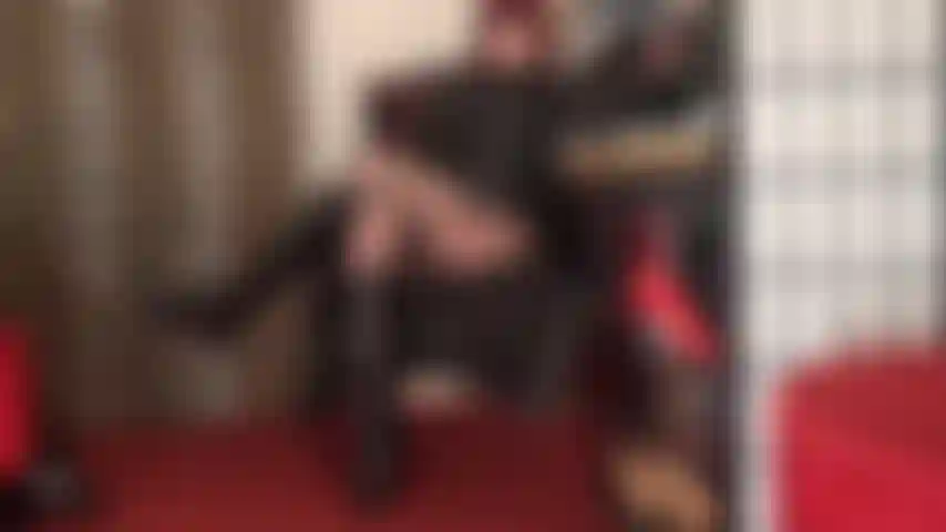 Adoro botas - este par de botas de salto agulha brilhantes até o joelho merece sua atenção imediata. A senhora tem grande prazer em usar sua língua para limpar botas.