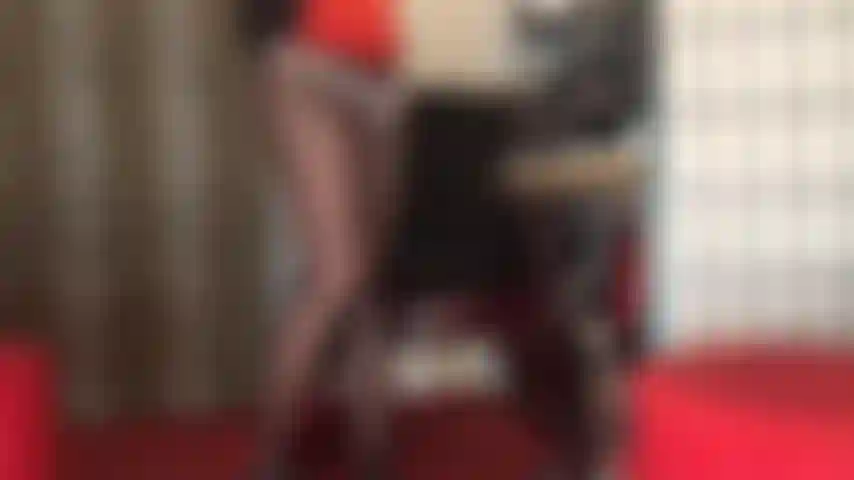 Com bunda sexy, calcinha de cetim com estampa floral sobre meia-calça.