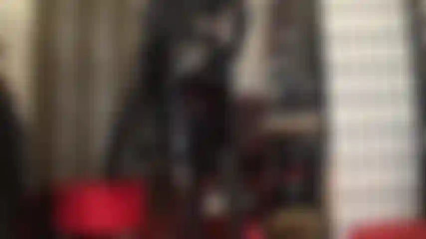 Muito couro preto, saia de pvc brilhante e leggings de elastano - essa roupa fetichista certamente fará seu pau pular de alegria.