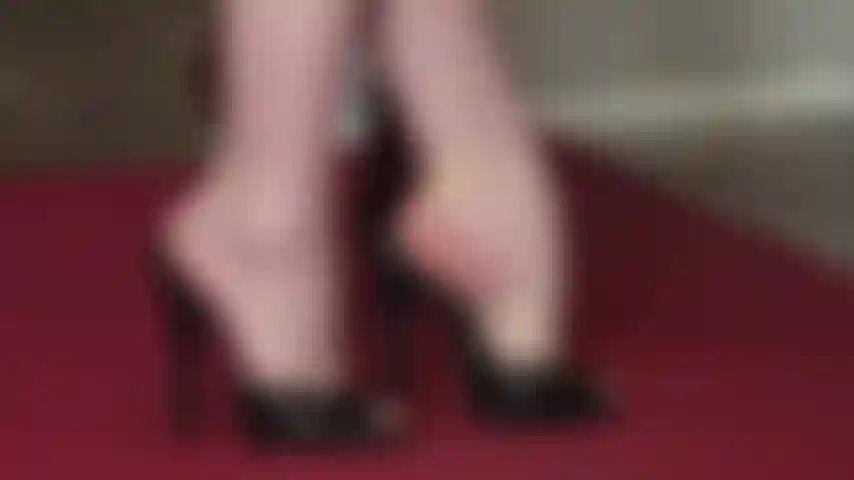 Com lindos arcos nus em mules/sandálias de couro. Você consegue ver como esses pés ficam suados se esse é o seu tipo de coisa... :-).