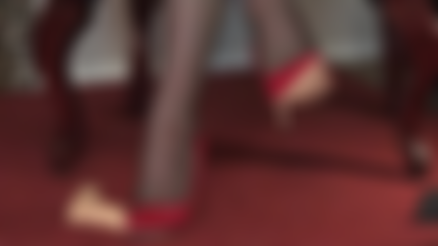 Sapatos de couro vermelho pisoteiam seu pau de escravo inútil.