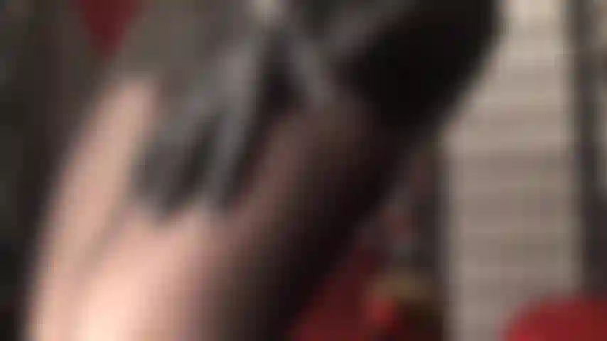 Meia-calça preta com brilho oleoso e meia-calça roxa.