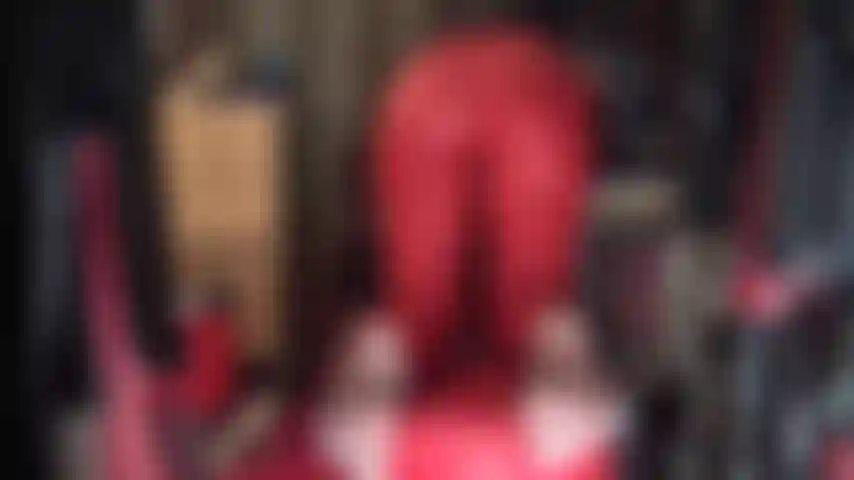 Leggings vermelhas justas - adoração de bunda e solas de meia-calça bem na sua cara.